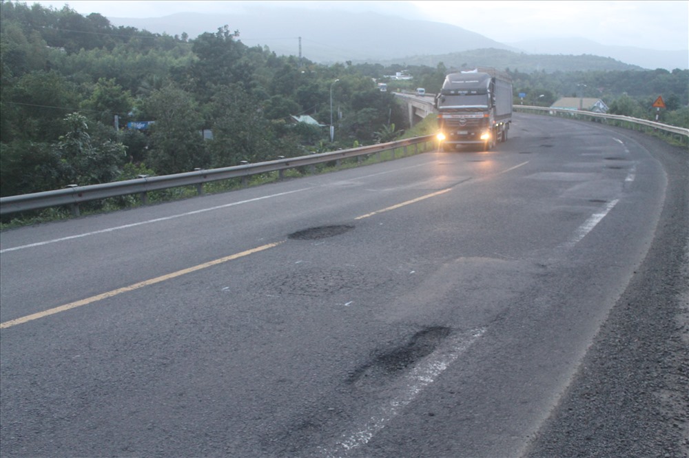 Ổ gà chi chít trên QL 1A đoạn qua tỉnh Phú Yên. Ảnh: Nhiệt Băng