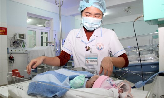 Y tá của Bệnh viện Đa khoa tỉnh Quảng Trị chăm sóc trẻ bị bỏ rơi. Ảnh: Hưng Thơ.