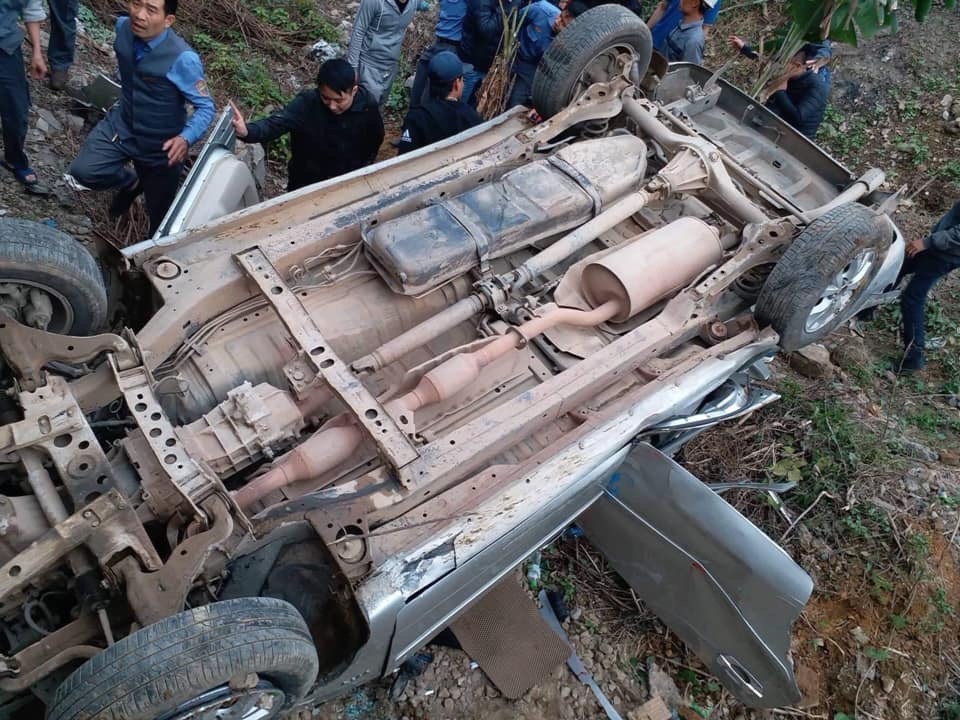 Chiếc Innova bị tàu đâm lộn nhiều vòng xuống vệ đường. 