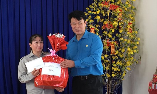 Ông Đỗ Nga Việt, Ủy viên BCH Công Đoàn Việt Nam, Chủ tịch Công đoàn GTVT tặng quà cho người lao động có hoàn cảnh khó khăn tại Trạm quản lý luồng lạch Sao Mai - Vũng Tàu