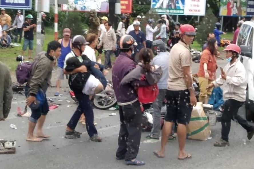 Hiện trường vụ tai nạn giao thông ở Long An.