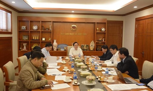 Bộ trưởng Phùng Xuân Nhạ, Chủ tịch HĐGSNN nhiệm kỳ 2018-2023 chủ trì phiên họp thứ nhất Thường trực HĐGSNN. Ảnh: Bộ GD