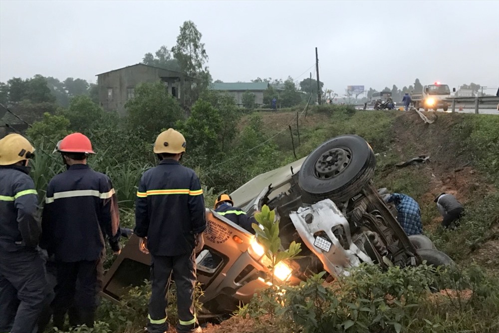 Chiếc xe ôtô gặp nạn bị lật nghiêng. Ảnh: HT.