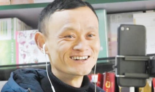 Chủ cửa hàng tạp hóa người Trung Quốc có ngoại hình giống Jack Ma. Ảnh: Shanghai. 