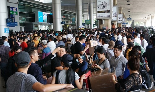 Ga quốc tế sân bay Tân Sơn Nhất quá tải vì người thân đến đón Việt kiều về nước ăn Tết năm 2018.  Ảnh: M.Q