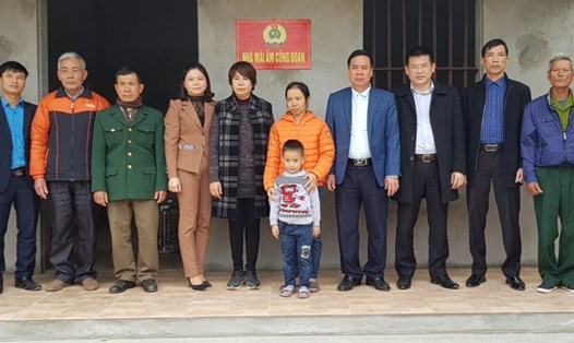 Đại diện lãnh đạo LĐLĐ tỉnh Ninh Bình và CĐ công ty bàn giao nhà cho gia đình chị Von. Ảnh: NT