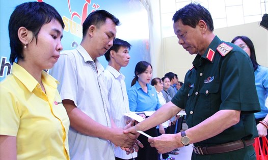 Thượng tướng Võ Trọng Việt tặng quà, thăm hỏi anh chị em công nhân. Ảnh: ĐINH TRỌNG