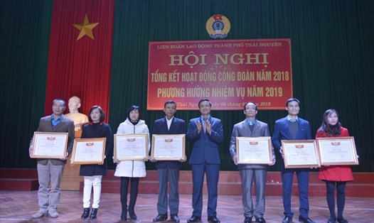 Đồng chí Vũ Duy Hoàng – Chủ tịch LĐLĐ tỉnh Thái Nguyên tặng bằng khen cho các tập thể và cá nhân.
