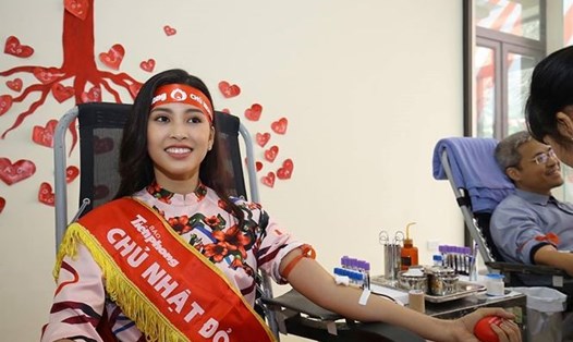 Hoa hậu Trần Tiểu Vy tham gia hiến máu tại ngày hội "Chủ nhật Đỏ" 2019