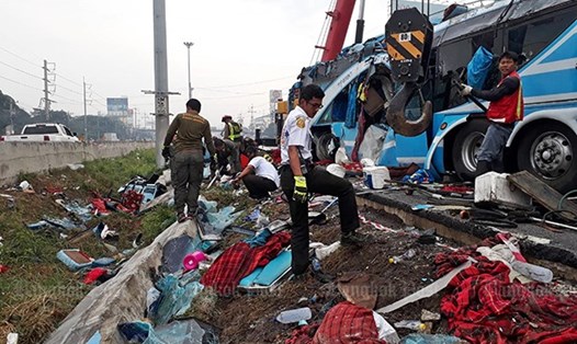 Hiện trường vụ xe chở khách du lịch lật nhào ở Thái Lan. Ảnh: Bangkok Post.