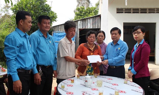 LĐLĐ tỉnh Long An đến tận vùng sâu biên giới để thăm hỏi, hỗ trợ gia đình nạn nhân Trần Quốc Cường.