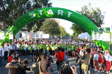 Hàng trăm nhân viên và nhà phân phối của Nu Skin Việt Nam hào hứng chạy marathon "Chạm tới tương lai xanh".