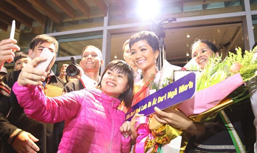Tối 6.1, hàng trăm người hâm mộ, người nhà đã có mặt tại sân bay để đón hoa hậu H'Hen Niê vừa trở về Đắk Lắk. 