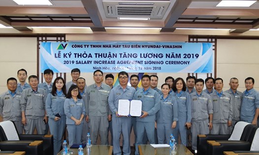 Với thỏa thuận đạt được giữa CĐ và lãnh đạo DN, trong năm 2019, lương thưởng của CNLĐ tại doanh nghiệp đóng tàu HVS sẽ tăng. Ảnh: T.V