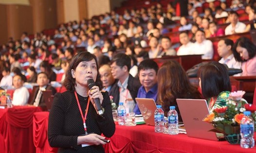 Bà Hoàng Thị Kim Ngọc - Trưởng Phòng chế độ BHYT, Ban thực hiện chính sách BHYT (BHXH Việt Nam) chia sẻ tại chương trình tư vấn. Ảnh: TRẦN VƯƠNG
