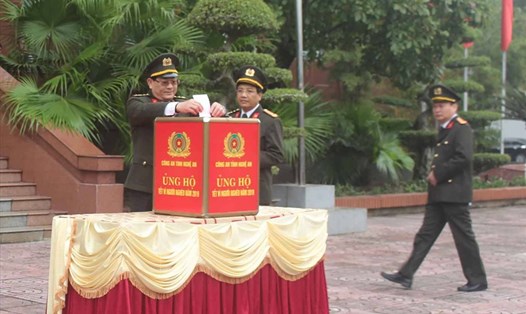  Đại tá Nguyễn Hữu Cầu, Giám đốc Công an tỉnh Nghệ An phát động phong trào " Tết vì người nghèo"