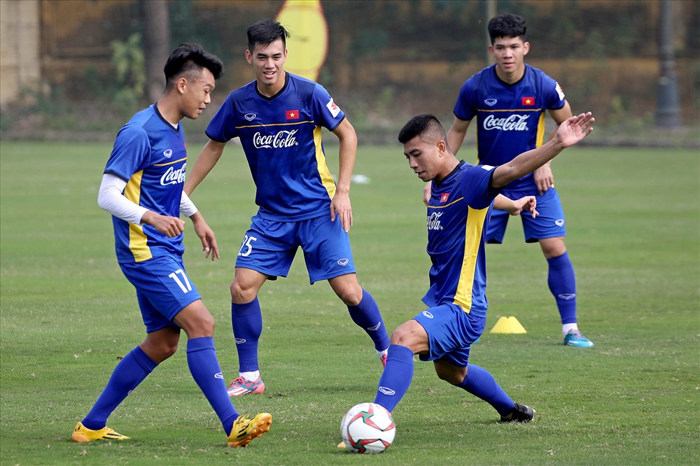 Tiền đạo Đinh Thanh Bình (giữa) đã chính thức chia tay hành trình ở Asian Cup 2019 sau khi bị HLV Park Hang-seo loại khỏi danh sách cuối cùng. Ảnh: T.L