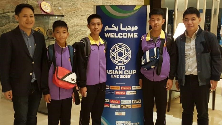 Các cầu thủ bóng đá trẻ được giải cứu từ một hang động ở Thái Lan vào tháng 7.2018 là khách mời danh dự trong trận đấu khai mạc Asian Cup với sự tham gia của đội Thái Lan.