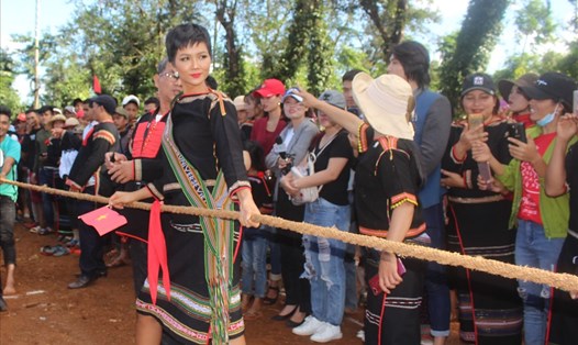 Hoa hậu H'Hen Niê tham gia các trò chơi dân gian cùng người dân ở Buôn Sút M'Đưng.