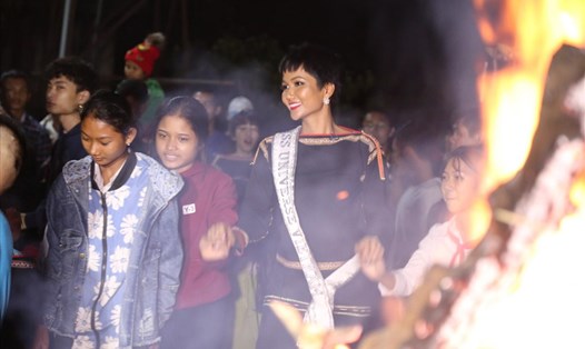 Hoa hậu H'Hen Niê hòa cùng không khí vui tươi, ấm cúng với bà con buôn làng Sứt M'Đưng