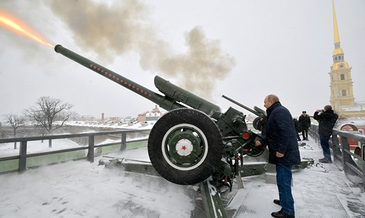 Tổng thống Putin khai hỏa lựu pháo ở St.Petersburg. Ảnh: Kremlin.ru. 