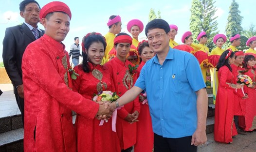 Chủ tịch LĐLĐ TP.Đà Nẵng Ngô Xuân Thắng (bên phải) chúc mừng các cặp đôi trong lễ cưới tập thể. Ảnh: N.V