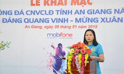 Bà Phan Thị Diễm - Phó Chủ tịch LĐLĐ An Giang, Trưởng ban tổ chức giải- phát biểu khai mạc. Ảnh: Lục Tùng