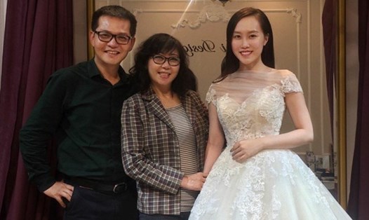 NSND Trung Hiếu cùng vợ thử váy cưới. 