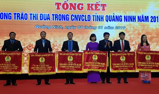  Phó Chủ tịch TLĐLĐVN Trần Văn Thuật trao cờ thi đua của TLĐLĐVN cho các đơn vị trực thuộc khối CĐ Quảng Ninh. Ảnh: T.N.D