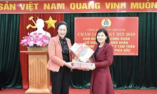 PGS.TS Phạm Thanh Bình trao quà cho đoàn viên làm việc tại Trung tâm Pháp y Tâm thần khu vực miền núi phía Bắc.