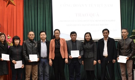 Chủ tịch Công đoàn Y tế Việt Nam Phạm Thanh Bình trao quà cho đoàn viên công đoàn mắc bệnh hiểm nghèo của Công đoàn ngành Y tế Phú Thọ.