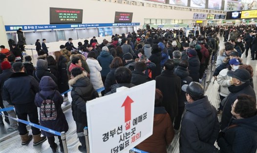 Người dân xếp hàng để mua vé tàu cho kỳ nghỉ Tết Nguyên đán trong sáng 8.1 tại ga Seoul. Ảnh: Yonhap.