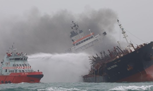Tàu chở dầu bốc cháy ngoài khơi Hong Kong. Ảnh: SCMP.