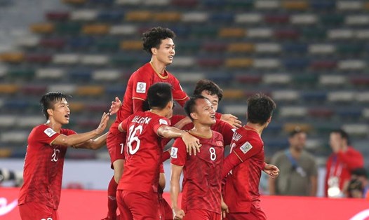Công Phượng ăn mừng bàn thắng nâng tỉ số lên 2-1 cho ĐT Việt Nam bằng cách chạy lại an ủi Duy Mạnh sau sai lầm trước đó của hậu vệ này. Ảnh: AFC