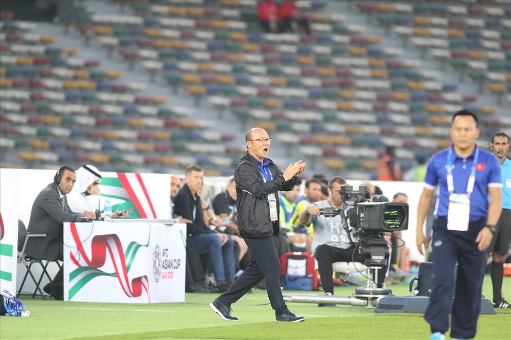 HLV Park Hang-seo tỏ ra không hài lòng với sự mất tập trung của hàng phòng ngự dẫn tới những sai lầm và bàn thua của ĐT Việt Nam. Ảnh: Hữu Phạm