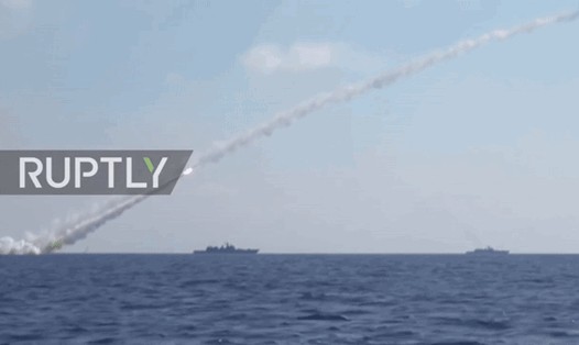 Tàu chiến Nga phóng tên lửa hành trình Kalibr vào các mục tiêu IS ở Syria. Nguồn: RT.