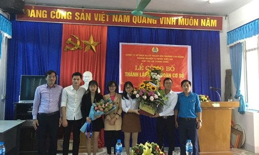 Lãnh đạo LĐLĐ tỉnh Cao Bằng và lãnh đạo Cty tặng hoa, chúc mừng BCH CĐCS lâm thời. Ảnh: P.V