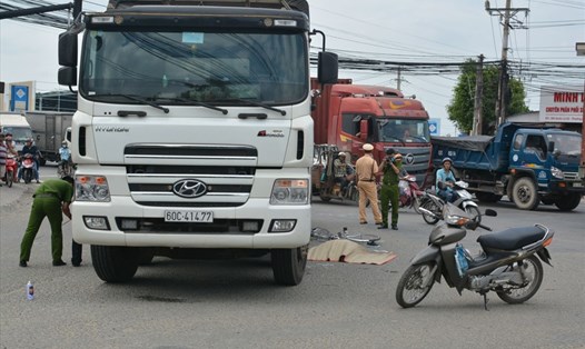 Tại hiện trường vụ tai nạn, chiếc xe đạp nằm cạnh bên nạn nhân.