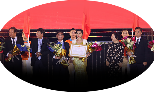 Ông Nguyễn Thuận, Chủ tịch Hội đồng Quản trị và bà Đặng Thị Kim Oanh, Tổng giám đốc Kim Oanh Real, nhận Huân chương Lao động Hạng II trong khuôn khổ Lễ hội tri ân khách hàng 2018