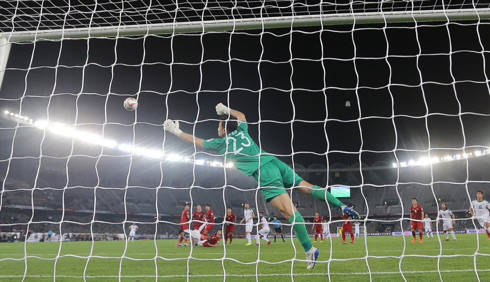 Tình huống đá phạt dẫn tới bàn thua thứ 3 của ĐT Việt Nam trong trận đấu với ĐT Iraq. Ảnh: AFC