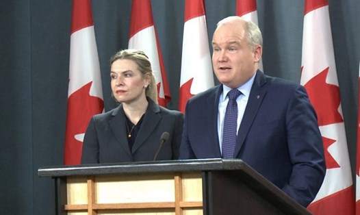 Nghị sĩ Đảng bảo thủ Stephanie Kusie và Erin O'Toole  phát biểu tại một cuộc họp báo ở Ottawa, Canada, vào ngày 8.1.2018. (Truyền hình NTD)