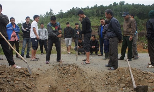 Hàng chục người dân đang thay nhau đào đường ngăn cản phương tiện vào mỏ đá.