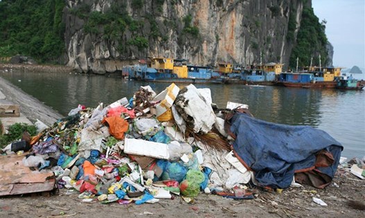 Rác thải quây xung quanh vịnh Hạ Long, đặc biệt là rác thải xốp. Ảnh: AC.