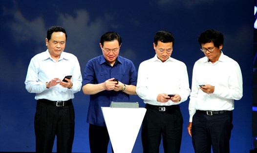 Phó Thủ tướng Vương Đình Huệ (thứ hai từ trái) cùng các đại biểu nhắn tin ủng hộ người nghèo. Ảnh: VGP