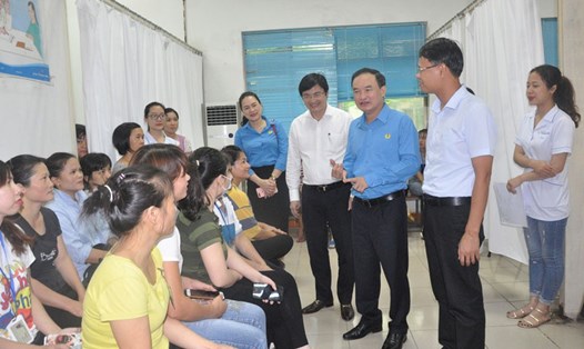 Lãnh đạo LĐLĐ Quảng Ninh và Sở Y tế tỉnh kiểm tra việc tuyên truyền, tư vấn chăm sóc sức khỏe cho nữ CNLĐ tại khu công nghiệp. Ảnh: T.N.D