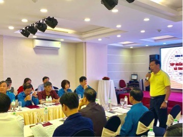 Đồng chí Vũ Tiến Dũng - Chủ tịch Công đoàn Công nghiệp Hoá chất Việt Nam trình bày kỹ năng hoạt động Công đoàn tới các học viên. Ảnh: Xuân Tùng