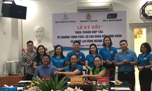 Đại diện Công đoàn Y tế Việt Nam ký thoả thuận hợp tác với Công ty CP Đầu tư và Phát triển An Phú APS và Công ty TNHH MTV Newstar về chương trình phúc lợi cho đoàn viên công đoàn và người lao động ngành y tế. Ảnh: Đ.P