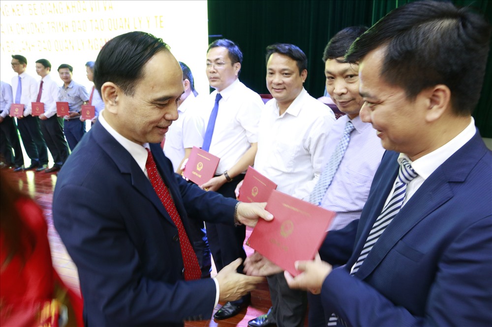 Vụ trưởng Vụ Tổ chức Cán bộ, Bộ Y tế trao chứng chỉ cho các học viên. Ảnh: PV