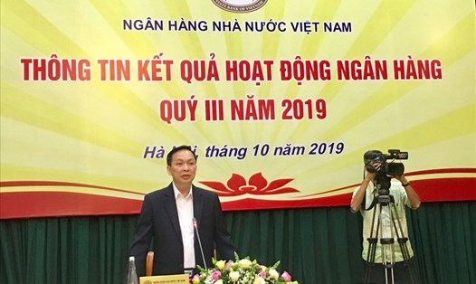 Phó Thống đốc Ngân hàng nhà nước Đào Minh Tú phát biểu tại họp báo sáng 1.10. Ảnh LH
