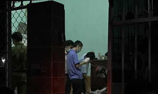Lực lượng công an đang khám nghiệm hiện trường vụ án tối 26.9. ảnh: H.Vinh
